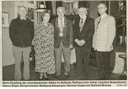 v.l.: Joachim Grauenhorst, Nancy Engel, Bürgermeister Wolfgang Bargmann, Herman Engel, Gerhard Bracke