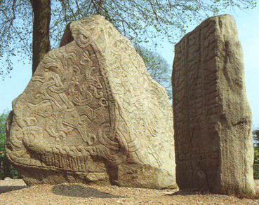Jelling beide beide Runensteine in Jelling