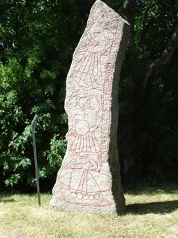 Ledberg bei Linköping Heldenseite Runenstein auf dem Kirchhof von Ledberg